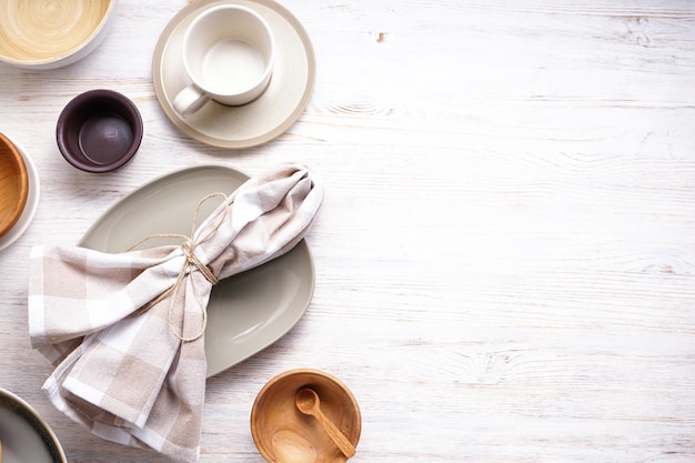 Stół z talerzami i akcesoriami kuchennymi